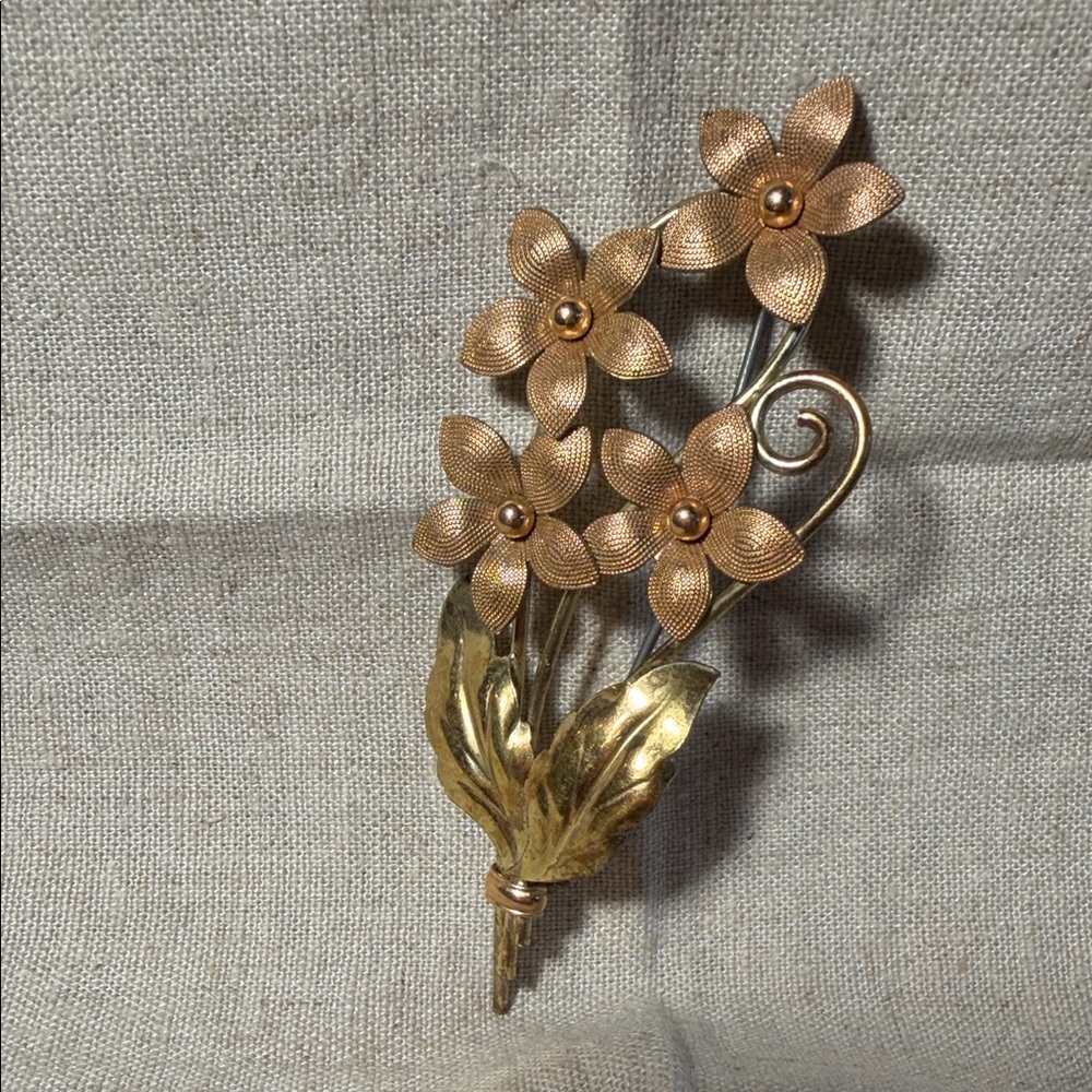 Vintage Gold-Tone Floral Bouquet Pin. WA544